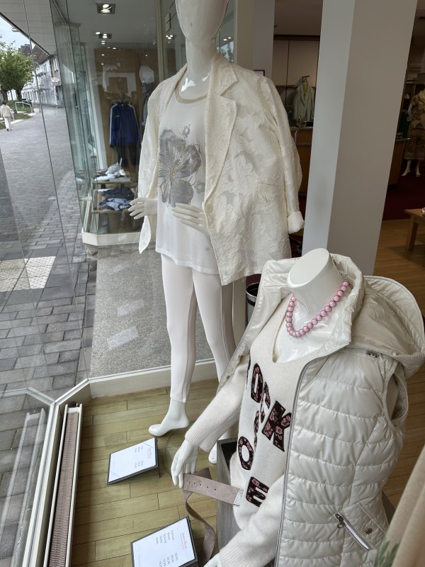 Damenmode Deko Foto 2
