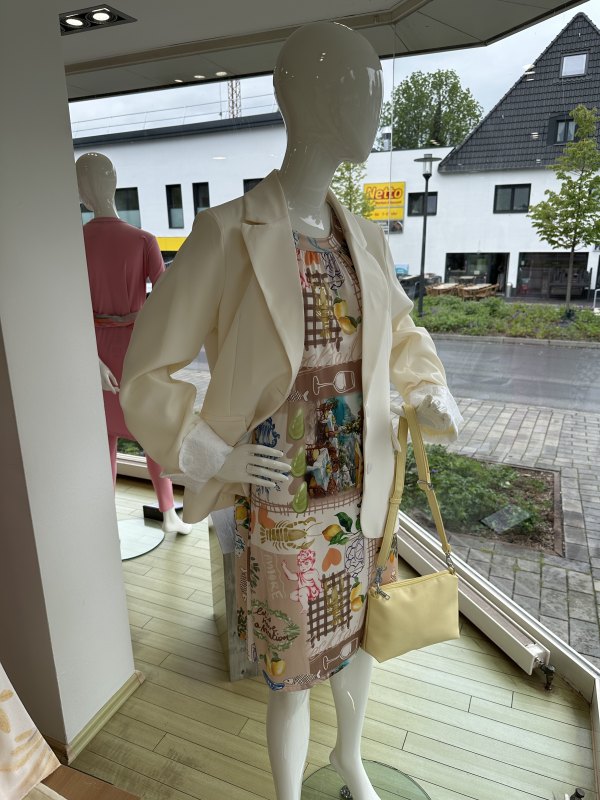 Damenmode Deko Foto 5